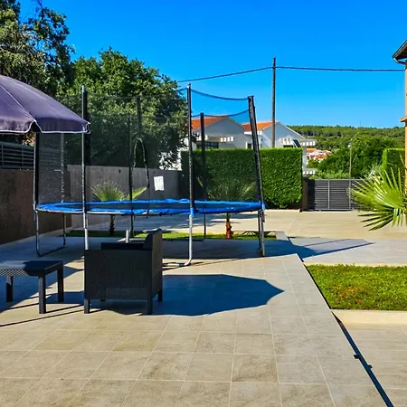 & Pool Retreat Вилла Бибинье