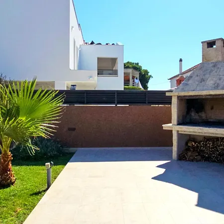 & Pool Retreat Вилла Бибинье