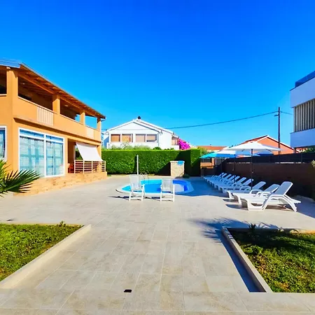 & Pool Retreat Villa *